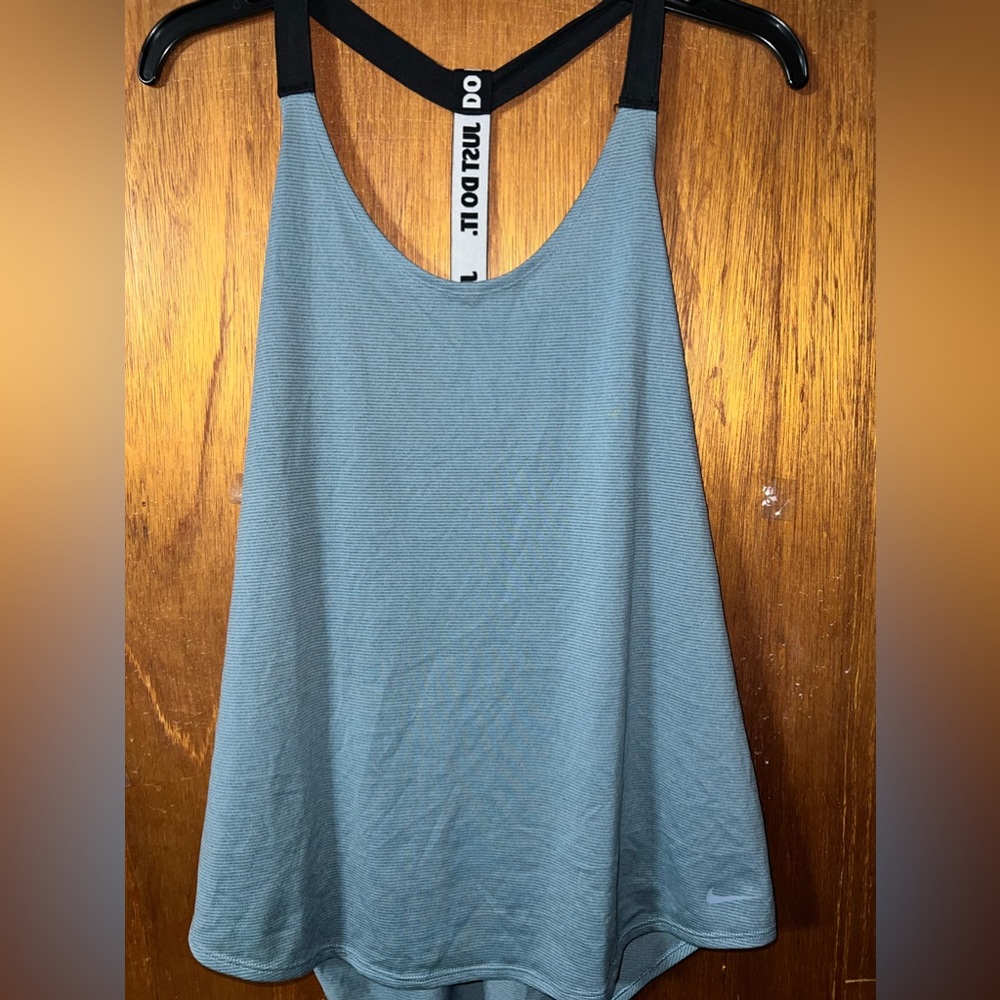 Nike drifit, loose fit, XL.